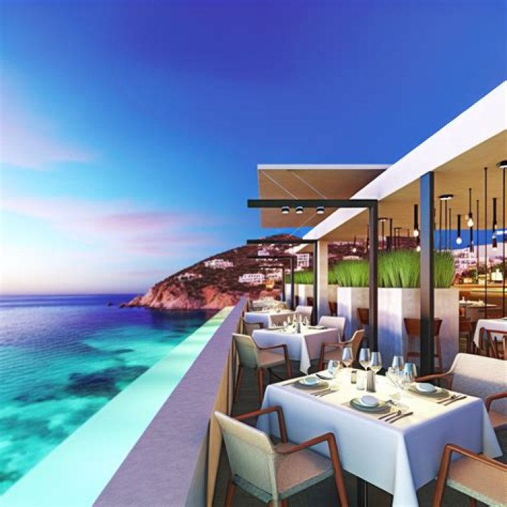 Discover Ventana Grill: Ocean Views & Delicious Dining in Pismo Beach